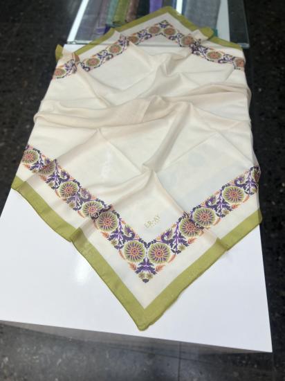 ÇİÇEK ÇERÇEVELİ SOFT EŞARP